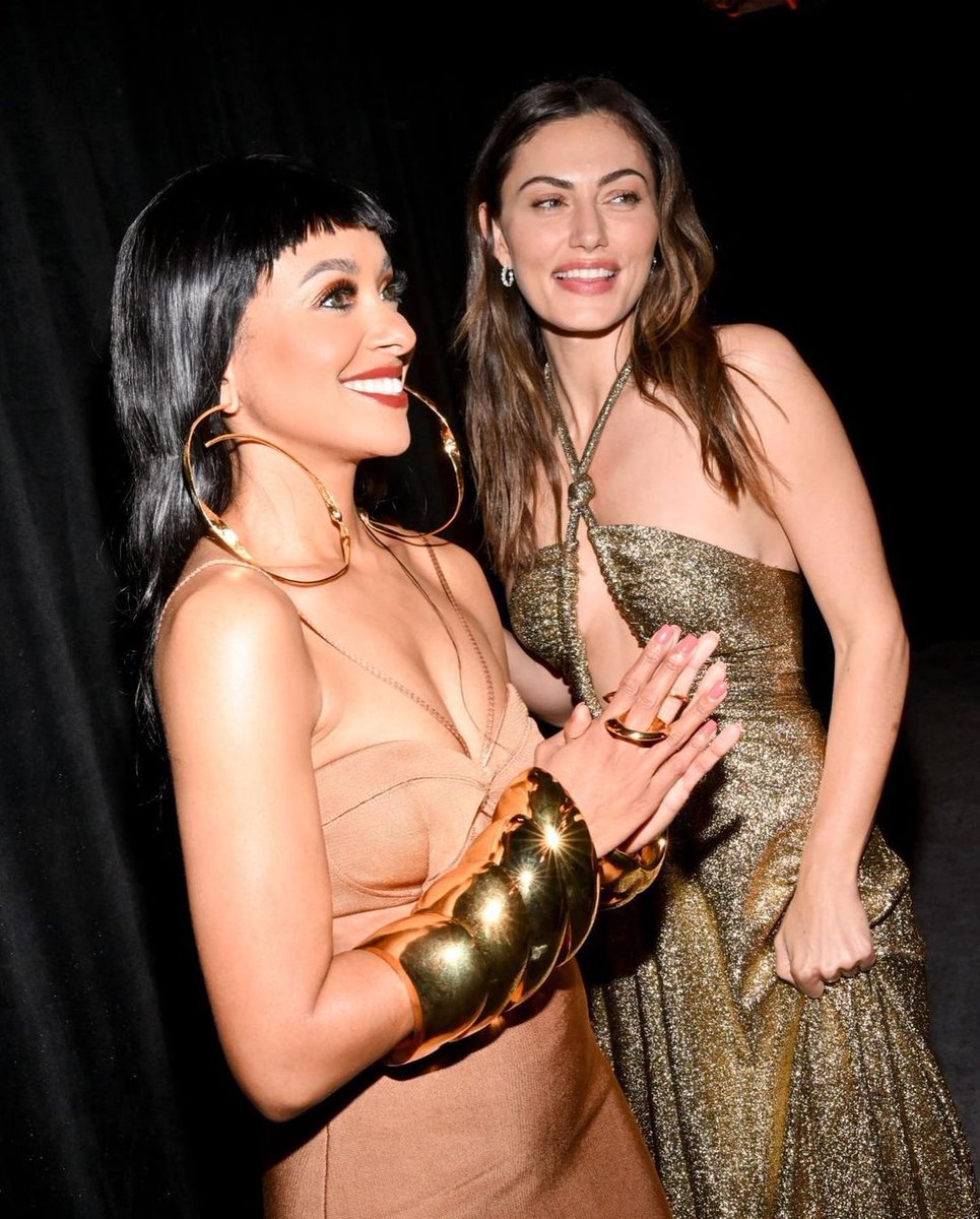 phoebetadorer's tweet photo. TWO QUEENS TOGETHER ❤️👑
@KatGraham #phoebetonkin https://t.co/A3MSLXw2O9