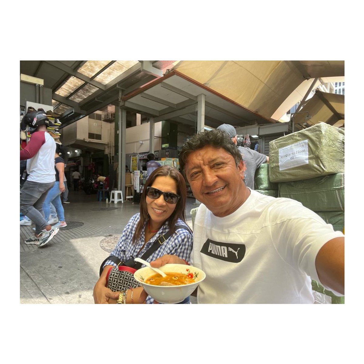 mgonzalezec's tweet photo. Con un buen encebollado en balde tocó celebrar nuestros 38 años de casados. La ventaja de estar con una mujer a todoterreno que te puede acompañar al restaurante más fino como a un agachadito como este. https://t.co/UkndNWHtqQ