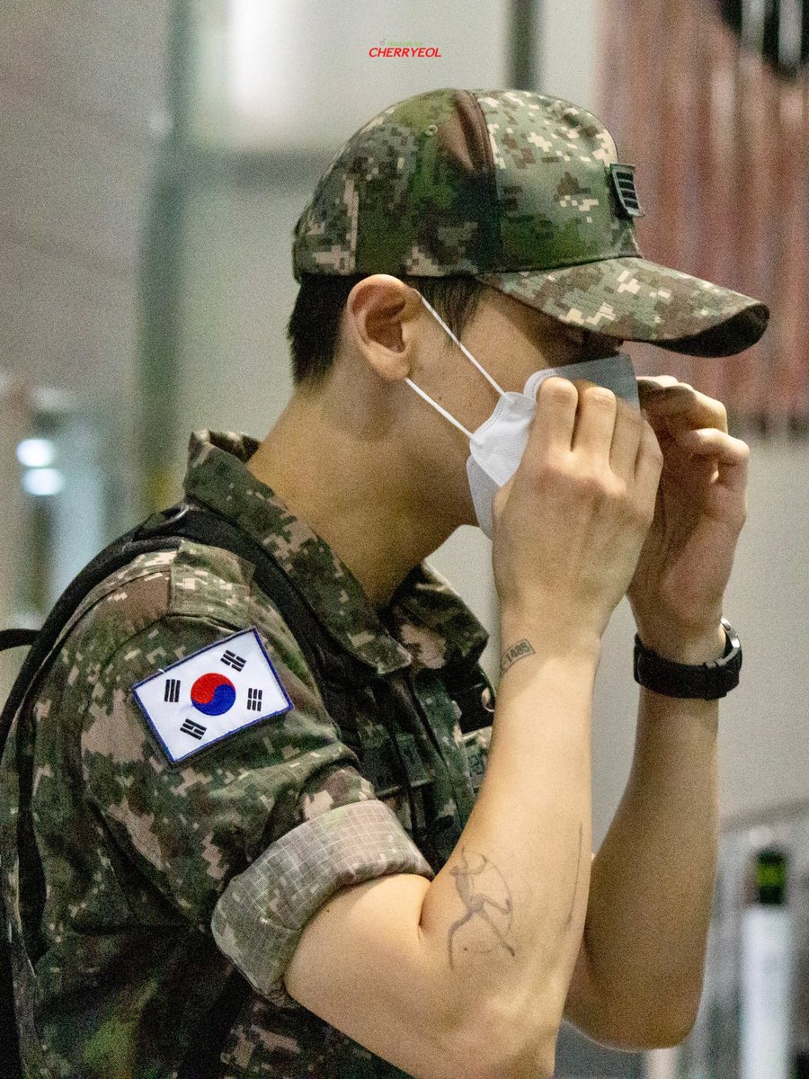 starfess's tweet photo. -guys drop mas-mas idol lagi pake seragam militernya dong 🫡 https://t.co/cPbJvjxAEu