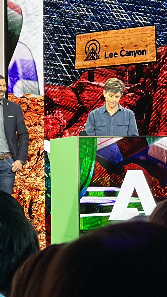 lizkmiller's tweet photo. Project side by side collaborates on data and analytics to ask new questions of filtered audiences with multiple users collaborating in a single analytics space. Aka that time @adobe turned @TigNotaro into a data analyst. #ProjectSidebySide #AdobeSummit #Sneaks https://t.co/uAB0qvsyas