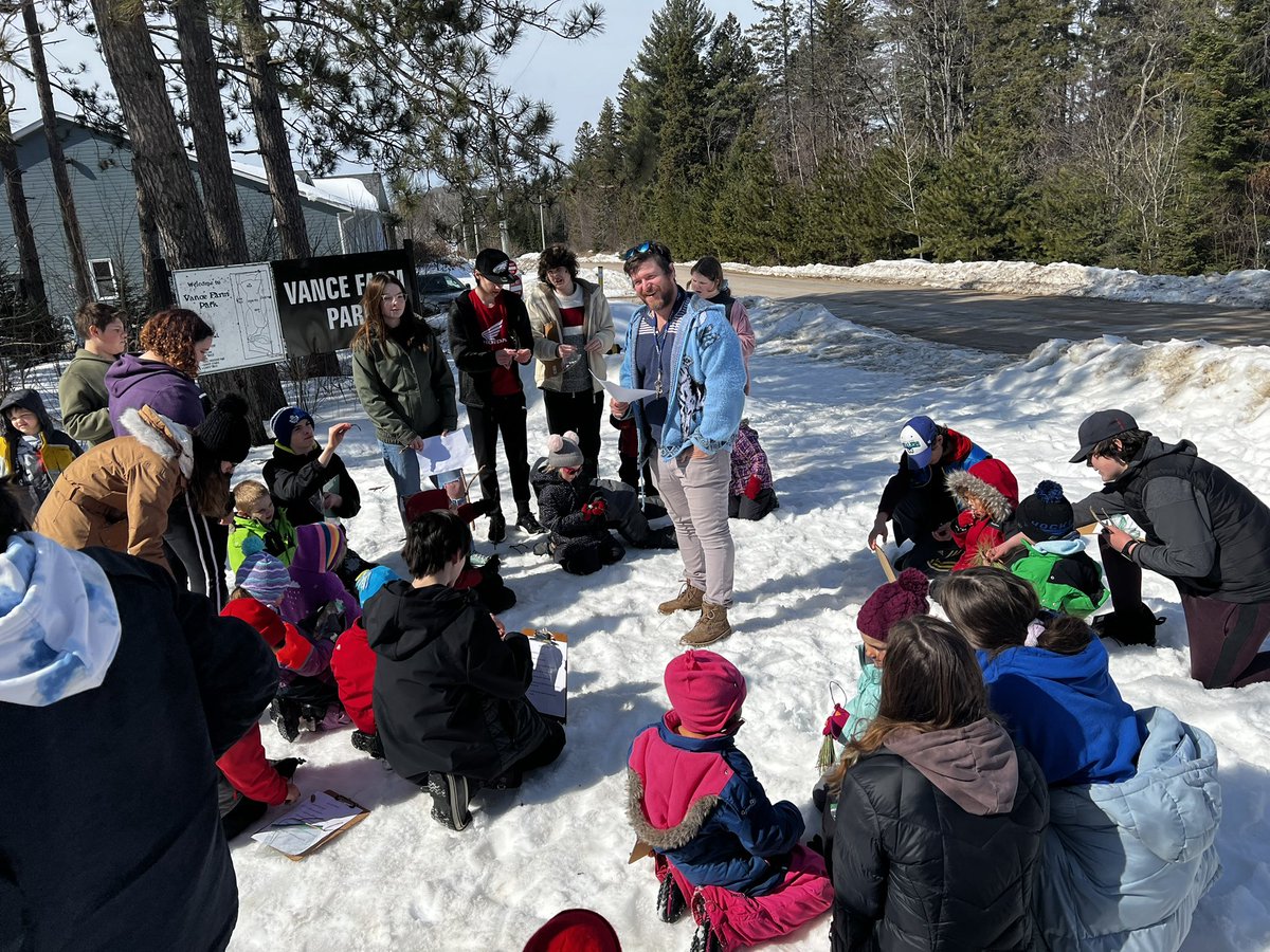 MissRSmith's tweet image. Our Grade 8 inquiry buddies taught us about right angles and acute angles when finding items in nature. @MrMulvihill89 @alcdsb_omer @alcdsb