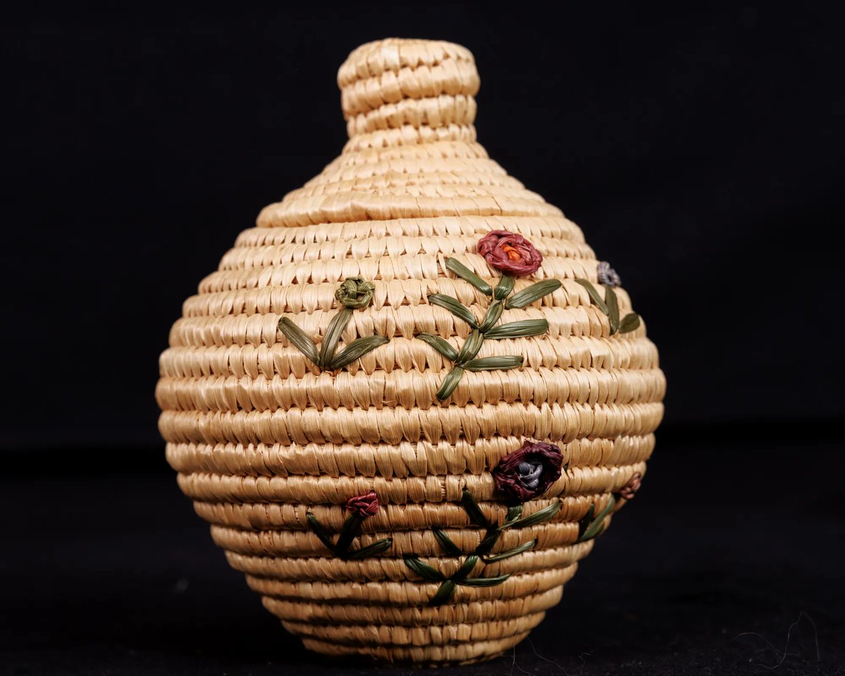 the_rivr's tweet photo. You can bid now on this expertly woven basket of natural grass crafted by Viva Smith of Mekoryuk, Alaska. The intricate flower design is a testament to Viva’s skill and dedication to her Native culture. This piece is 5 ½” x 4 ¼”. https://t.co/dmCCxxP9VV https://t.co/xDWSGejWJd