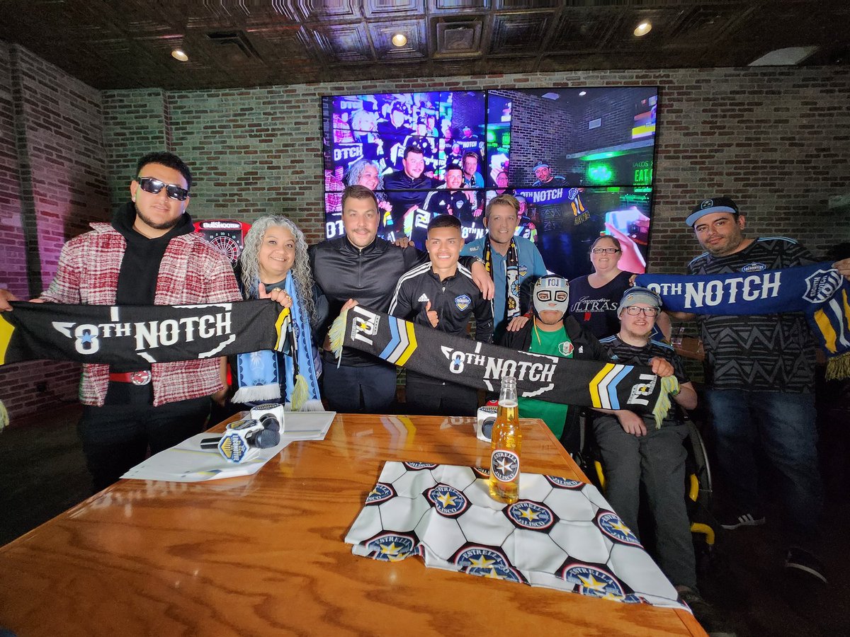 8th105Esp's tweet photo. @8thNotchEP en el coach's show en con @ericcalvillo26 y el coach Brian! 💙🚂🥁⚽️ https://t.co/LNUFs4nDjp