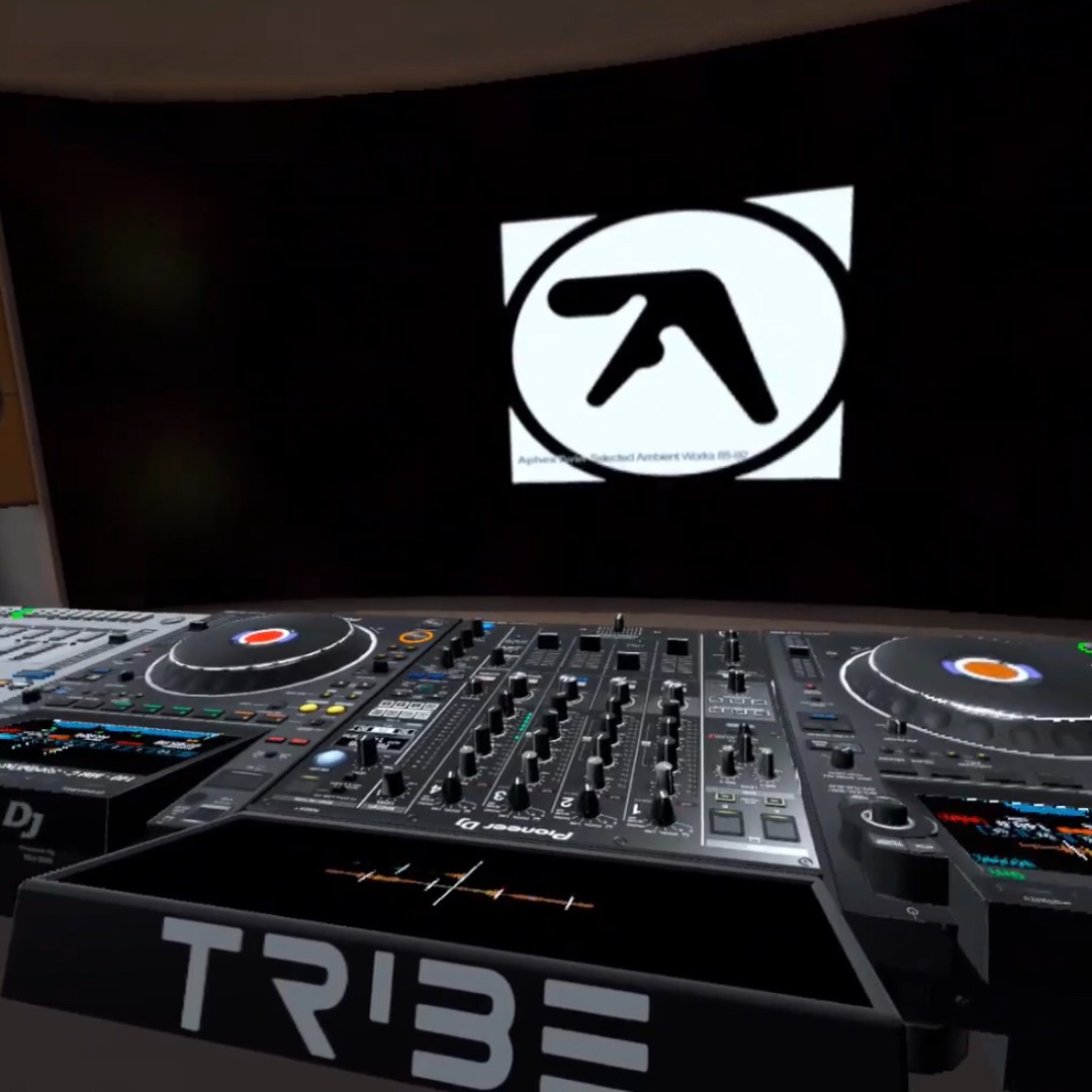 tribexr's tweet photo. #Customs 🔥
❓Have you added your logos to your vinyl yet?
Resident DJ @futhings_vr is all decked out! 💯
#vinyl #custom #customvinyl #tribexr #customvisuals https://t.co/EQKHgEz3XY