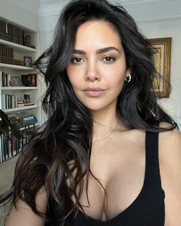 Fr3wIjuXwAEolyC?format=jpg&name=900x900