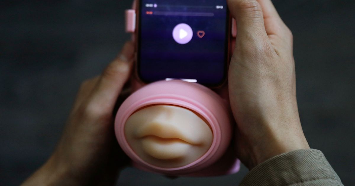 Reuters's tweet photo. Chinese firm invents lockdown-inspired kissing machine for remote lovers https://t.co/kF4wZdj8cC https://t.co/h46LfrMSqo