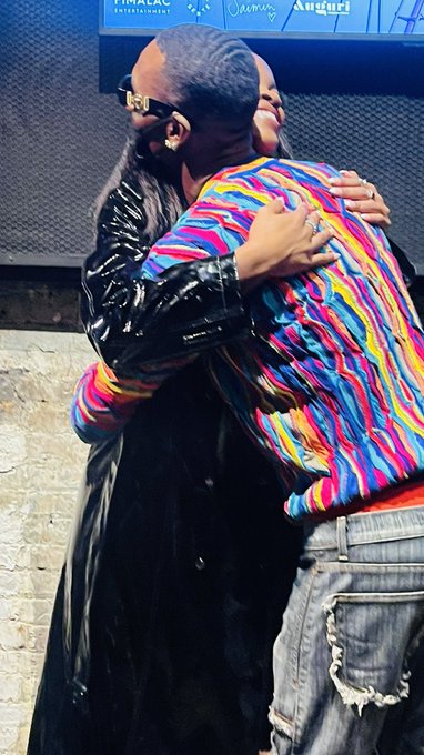 2 pic. She remembered me ??? https://t.co/R8YKWHT5ER