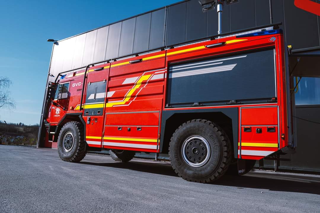 teambestioles's tweet photo. #JeudiBestioles
Direction la Slovénie🇸🇮 avec ce châssis @TatraTrucks Force T 815 4x4 carrossé par #Webo
Équipage 👩🚒x3
375 CV 🚒💨
Suspension pneu. ( ↕️ +90mm / -120mm sur garde au sol de 38 cm)
Pompe @magirus_group MPH-230
5000 l. d'💧
Treuil électrique T-MAX
Mât d'🔦 #Fireco https://t.co/ztLBRbzyF5