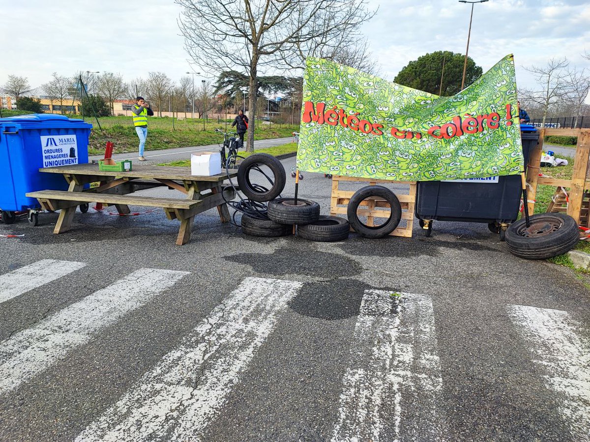 Blocage ce matin rond point météo France #Toulouse #Greve23Mars #Manifestations