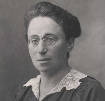 Emmy Noether war eine dt.Mathematikerin mit herausragenden Forschungsergebnissen auf dem Gebiet der Algebra. Sie wird auch „Mutter der modernen Algebra“ bezeichnet. Sie verließ D Deutschland zu Beginn des dritten Reichs und wanderte in die USA aus
23. März 1882 -14. April 1935