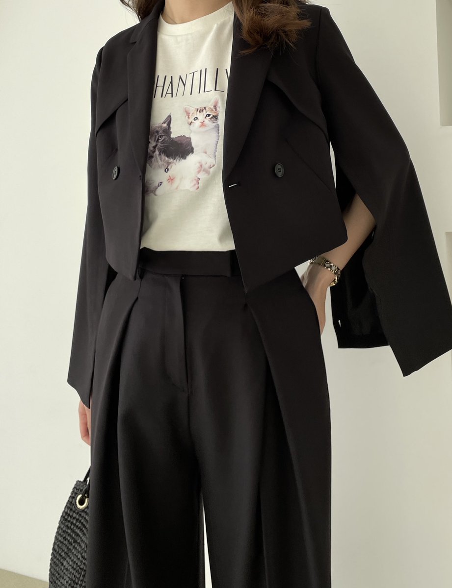 heather_love's tweet image. \ SET UP SERIES /

#ShortJacket
¥9,350(税込)

秋冬シーズンに大人気だった
「ショートテーラードジャケット」が
春夏素材にアップデートされて再登場！

特徴的な
袖スリットデザインは今季も要注目◎

ロングシーズン使えるので
先シーズン買い逃した方は必見です！

▷ dot-st.com/m/heather/CSfM…