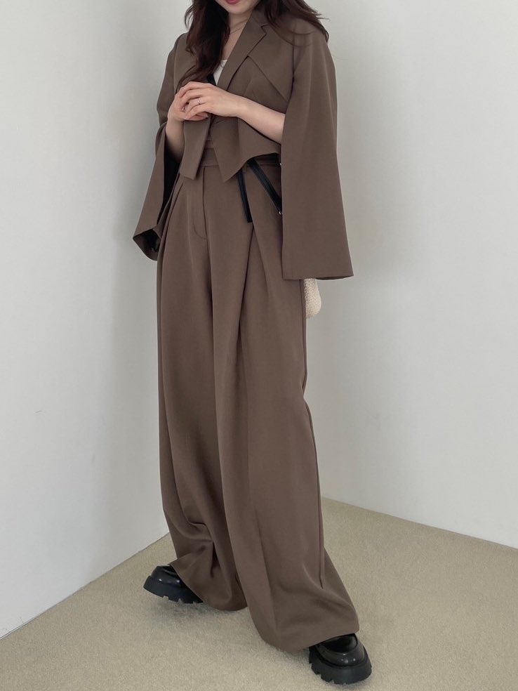 heather_love's tweet image. \ SET UP SERIES /

#ShortJacket
¥9,350(税込)

秋冬シーズンに大人気だった
「ショートテーラードジャケット」が
春夏素材にアップデートされて再登場！

特徴的な
袖スリットデザインは今季も要注目◎

ロングシーズン使えるので
先シーズン買い逃した方は必見です！

▷ dot-st.com/m/heather/CSfM…