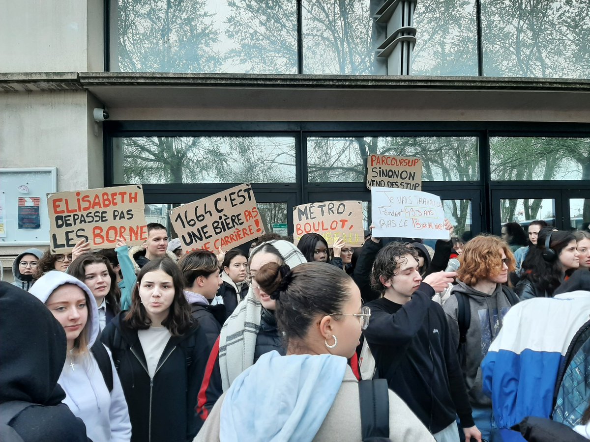 laurabourven's tweet photo. Manifestation en cours devant le lycée Henri Moissan à #Meaux. Les lycéens bloquent l'entrée de l'établissement. "Personne ne rentrera !" lancent-ils. https://t.co/Md8pbPTSPF