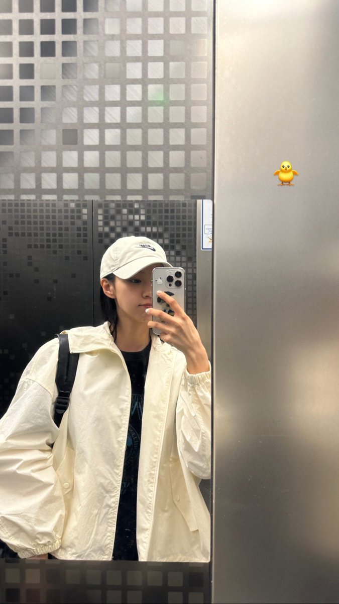 eunreum mirror selcas 🥹

#은서 #여름 #우주소녀