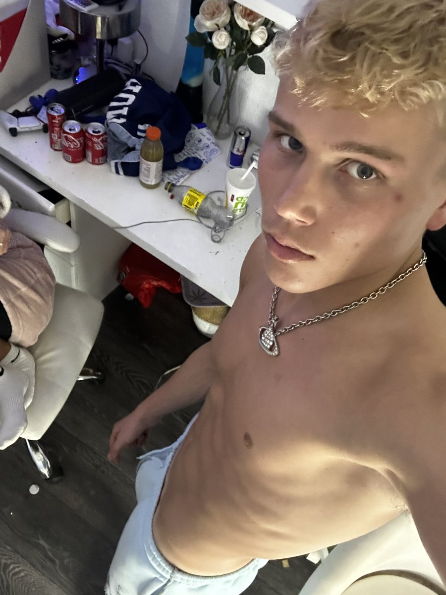 Blondestud69's tweet photo. RT only bottoms 😈😻 https://t.co/DEsMoGD9QK