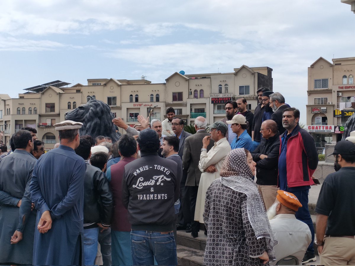 awaisyaqub's tweet photo. People protesting in Bahria Enlcave for unjustified monthly charges imposed by @BahriaTownOffic , a usual day in the life of Bahria Islamabad . #23March #malikRiaz #bahria #btpl @SenatePakistan @CMShehbaz @dcislamabad @CDAthecapital #islamabad https://t.co/tpRsrYIifm