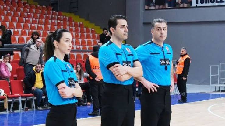 🏀 MHK, geçtiğimiz hafta oynanan olaylı Gaziantep Basketbol - Pınar Karşıyaka maçının hakem üçlüsü; Mehmet Karabilecen, Serhat Büker ve Sinem Tetik'e, bu hafta maç vermedi.