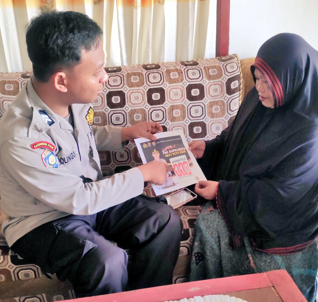 Bhabin_Botu's tweet photo. Sosialisasi DUMAS PRESISI &amp; Layanan CALL CENTER POLRI 110 kepada warga binaan di Kelurahan Botu.

#KapolrestaGorontaloKota #PoldaGorontalo #PolriPresisi #ListyoSigitPrabowo #DivisiHumasPolri #Bhabinkamtibmas #PolsekKotaTimur #polisi_indonesia https://t.co/1gx6WoE2Ji