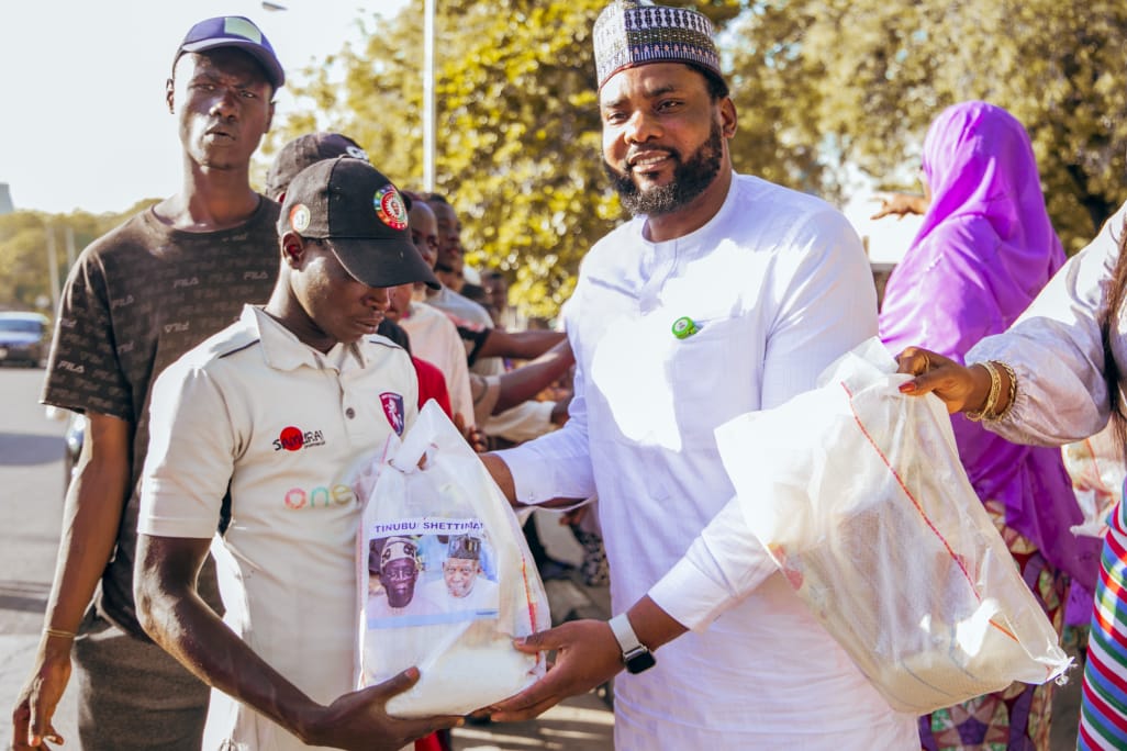 AsiwajuTag's tweet photo. TAG Gifts The Needy In Rare Show Of Kindness

In a rare display of empathy and love, the Asiwaju group (TAG) led by its national coordinator, Hon Oyinkansola Okewoye reached out to different communities in Abuja, the FCT for charity purpose. 

Food items...

#THREAD https://t.co/bNANJTXkMx
