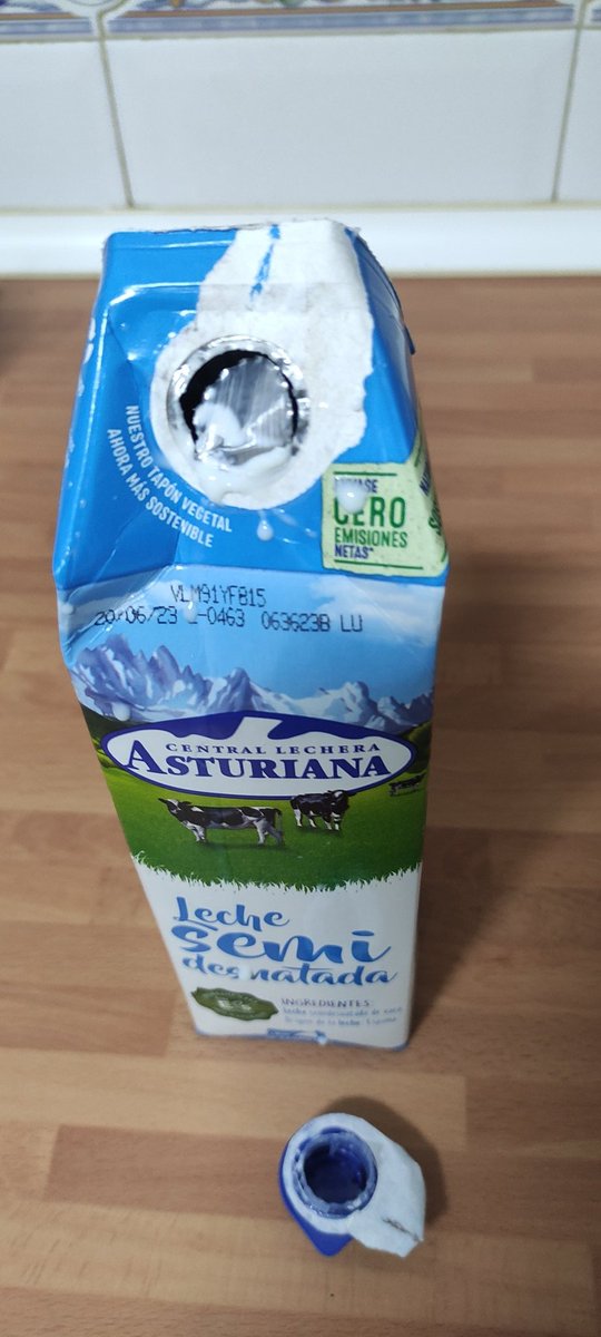 Turcel7's tweet photo. @LecheAsturiana  Nada, que no hay manera, que no es una "sensación", el nuevo sistema de cierre no es bueno y cuánto antes lo cambiéis, mejor para todos. Fijaros en el nuevo cierre de otras marcas que cumple con la próxima normativa de 2024 y funciona de maravilla. https://t.co/Sy35HeQwqv