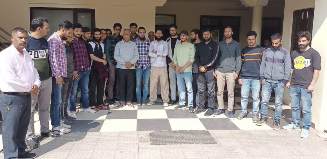 Ch_Sukhnandan's tweet photo. Junior Statistical Assistants met me here at my Residence Gajansoo (Marh)
@BJP4JnK https://t.co/1lg2R8KIf3