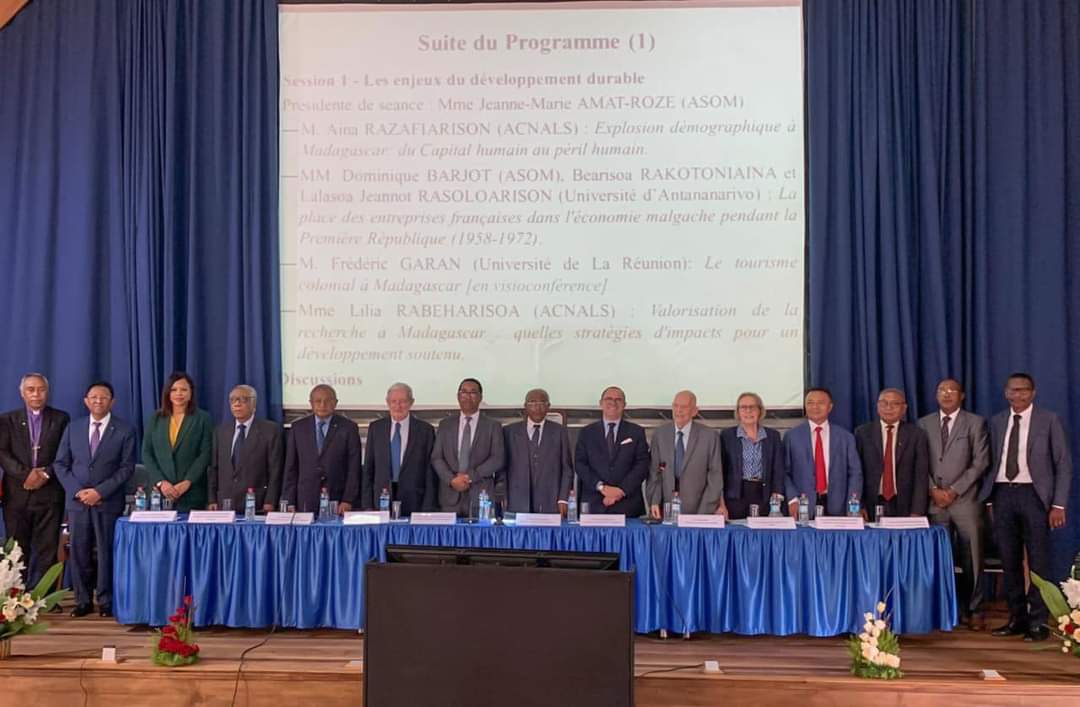 HR__Officiel's tweet photo. Honoré d’avoir assisté au colloque organisé par les Académies de #Madagascar et de #LaReunion pour marquer le centenaire de l'Académie des Sciences d'Outre-Mer. Occasion de discuter avec des académiciens de renom et de constater le renforcement des liens entre ces académies https://t.co/8A3lHsilWp