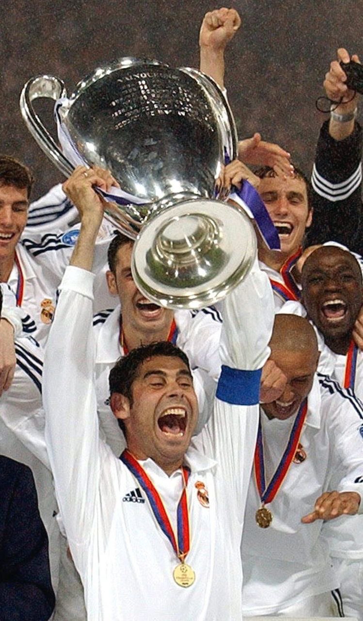 Happy Birthday to another Real Madrid legend, Fernando Hierro. 

Capitán 