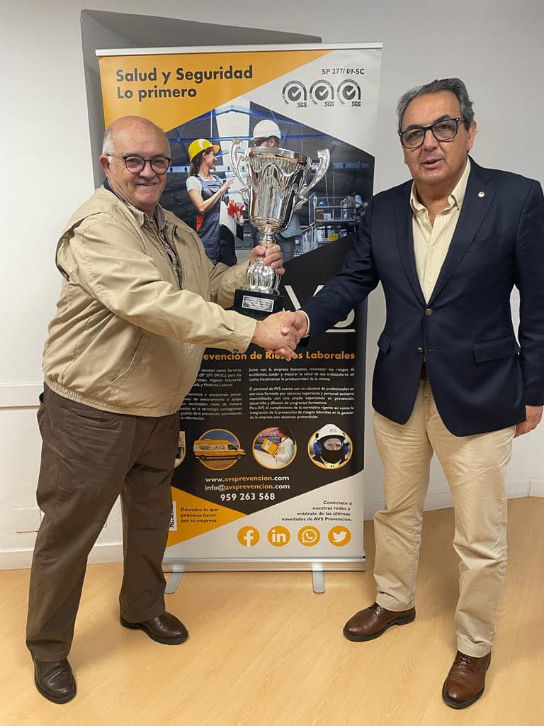 Muy orgullosos por recibir en nuestras instalaciones el trofeo de AVS La volea, Campeonas de España de Primera Categoría Absoluta de Padel.
!!! Enhorabuena de nuevo campeonas !!!
🏆🏆🏆🥇🥇🥇👏🏻👏🏻👏🏻