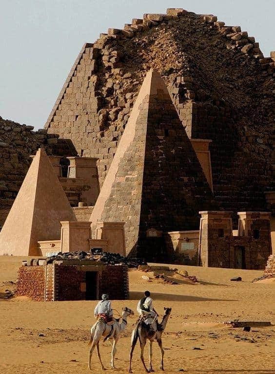 Las pirámides de Meroe, Sudán construidas en piedra o en materiales más perecederos, con aprox. 30 m de altura fueron utilizadas como tumbas para los monarcas y altos funcionarios del reino de Kush en Nubia. Su período de construcción se extiende principalmente entre 300 a.C. y