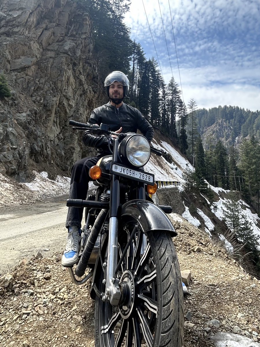 bhatdanish012's tweet photo. - When in doubt
Dug-Dug is out - 🏍️ 

#bhatdanish #kashmirtourism #kashmirvalley #royalenfield https://t.co/yhpBbhNjYE