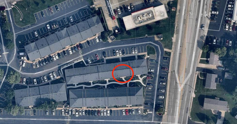 wojmpodcast's tweet photo. Bored at work, so I found the building I used to live in in St. Louis on the world map. It was the second-floor cubbyhole on the right. #sendhelp #ordonuts #stickwiththedonuts https://t.co/4pC3IPzuZR