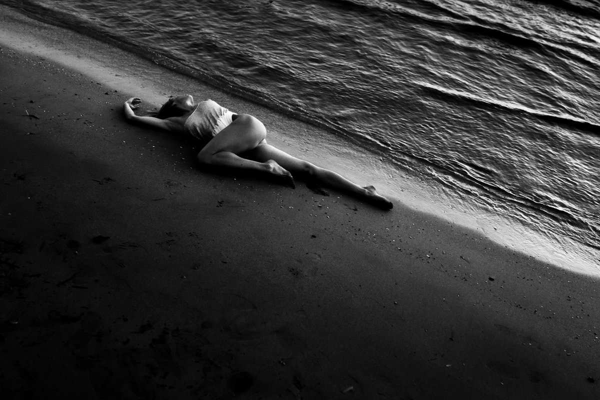 🖤🤍 GM 🖤🤍

Besides photography, I like to write poems  😁

I surrender to the power of nature,
the waves of longing.
I surrender to the endless sky and dangerous storms.
Let the wind blow my soul away 
Let the stars light my path,
Let me be reborn this day.