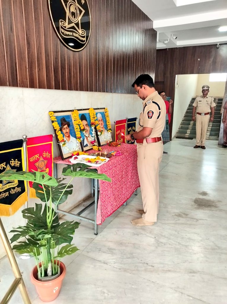 भारतमातेचे सुपुत्र, महान क्रांतिकारी भगतसिंग, सुखदेव, राजगुरू यांना शहीद दिनी मा. पोलीस अधीक्षक श्री.<a href="/IPS_Bachchan/">Bachchan Singh</a> यांनी श्रद्धांजली अर्पण केली. 💐

@digp_range <a href="/DGPMaharashtra/">महाराष्ट्र पोलीस - Maharashtra Police</a> <a href="/maharashtra_hmo/">HMO Maharashtra</a> <a href="/InfoWashim/">जिल्हा माहिती कार्यालय वाशिम</a>