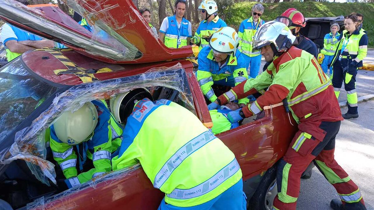 SaludMadrid's tweet photo. 🚑 Profesionales de #SUMMA112 realiza un curso de actualización en los procedimientos de actuación en siniestros viales. 

➡ La asistencia a víctimas de accidentes de tráfico requiere la colaboración con otras instituciones y la implantación de protocolos de actuación conjunta. https://t.co/ZzUAaP2E7O