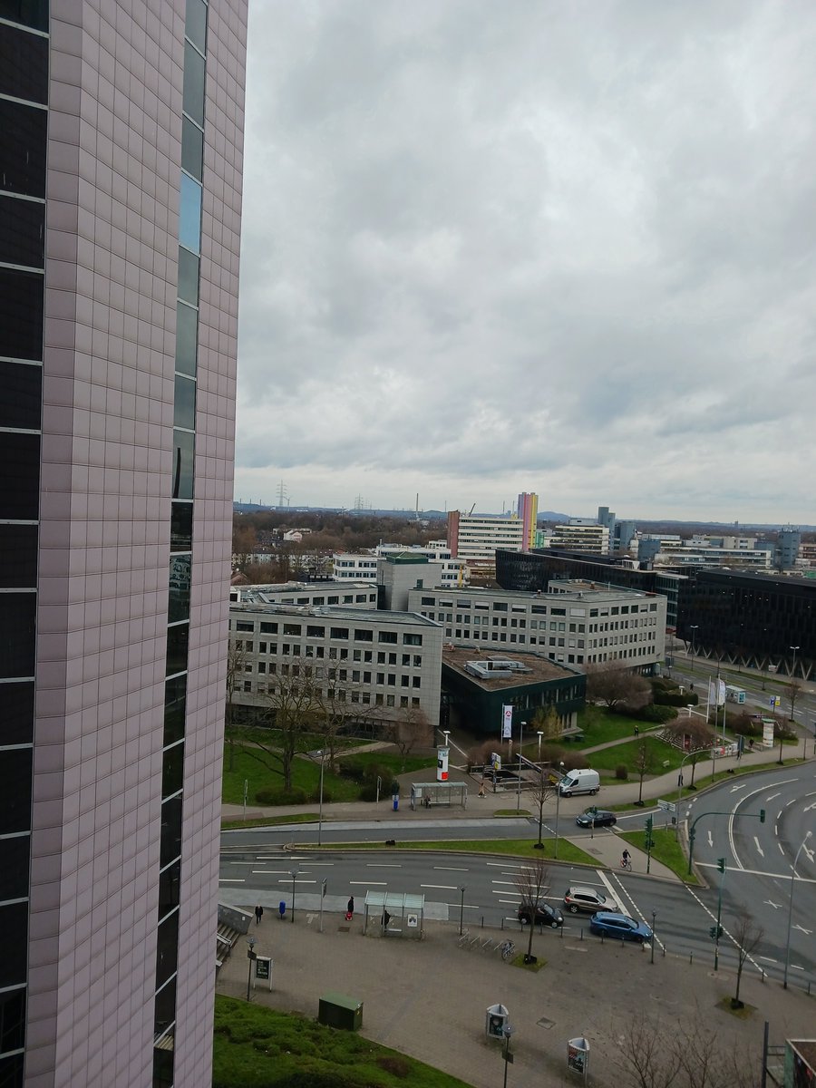 Blick auf den entfernten  #CampusEssen @unidue mit Weststadtturm