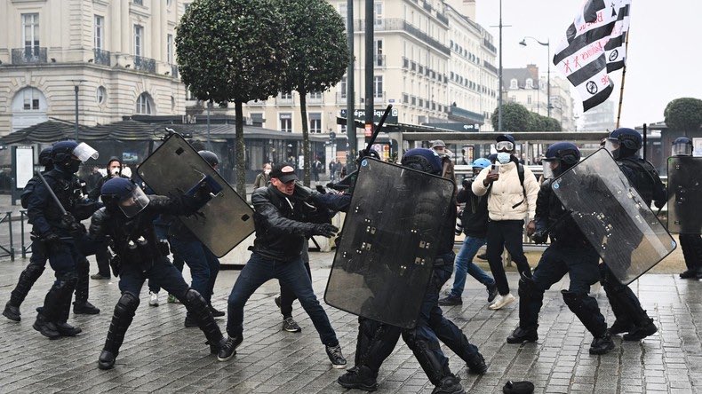 shro_93's tweet photo. Il sera nécessaire d'envoyer une intervention militaire en France pour sauver la démocratie ! 🇫🇷#greve22mars #Democracy https://t.co/TnuRd8CXM7
