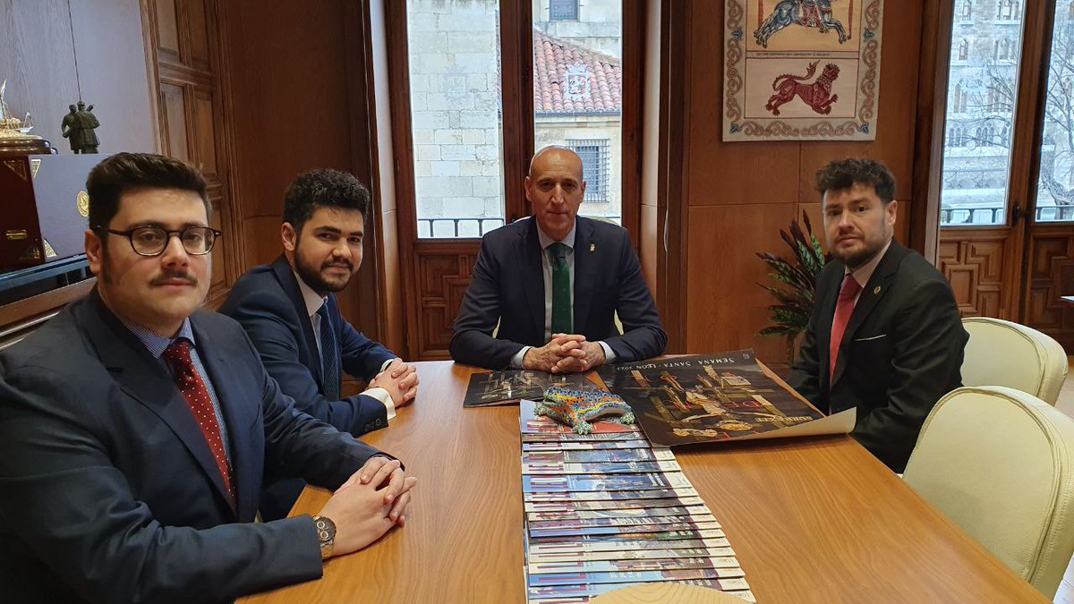 LeonAyto's tweet photo. El alcalde @JADIEZLEON ha recibido esta mañana, en la Alcaldía del Ayuntamiento de #leonesp, a la Cofradía Nuestro Señor Jesús de la Redención @RedencionLeon. El encuentro se enmarca en las visitas protocolarias de cara a la Semana Santa @SSantaLeon https://t.co/l8cq9CDtk9