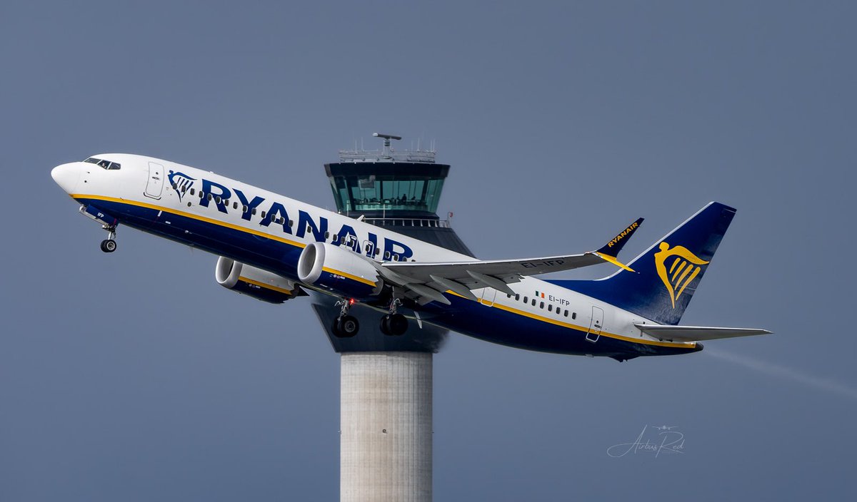 Anti-icing fluid dissipating from <a href="/Ryanair/">Ryanair</a> Boeing 737 MAX-8 as it takes off past the <a href="/NATSManchester/">NATS Manchester</a> tower on a relatively short flight over to <a href="/CorkAirport/">Cork Airport</a> 🇮🇪 #Boeing737MAX #aviationdaily #aviationphotography #Ryanair #avgeek #Boeing #ManchesterAirport