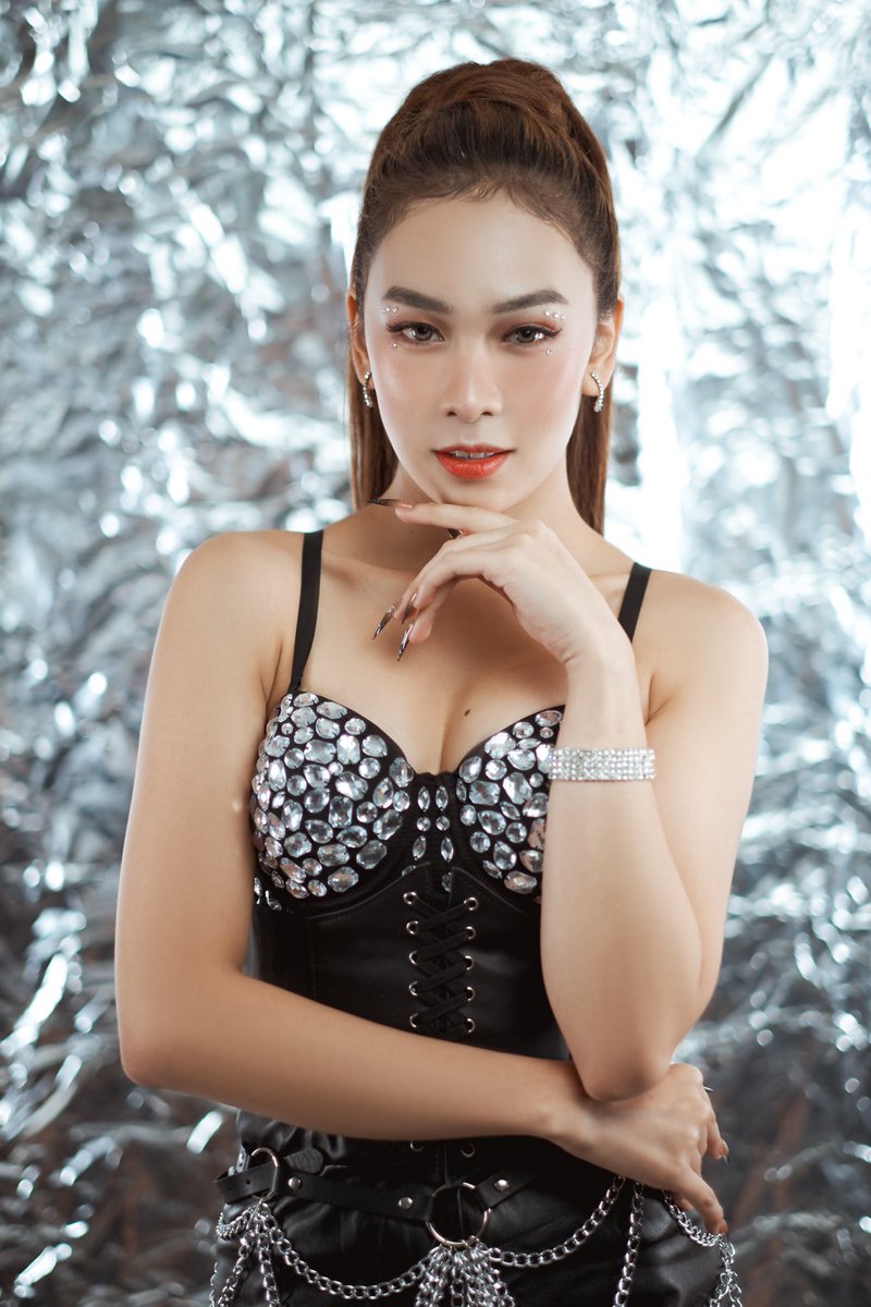 OfficialPpopGen's tweet photo. <HTKL TEASER PHOTO>
Char 

#HTKLMV 
🗓️ March 24, 2023
HMUA: Char
Styling: Char 
Photos: Moonstruck Creatives https://t.co/kUDe12noce
