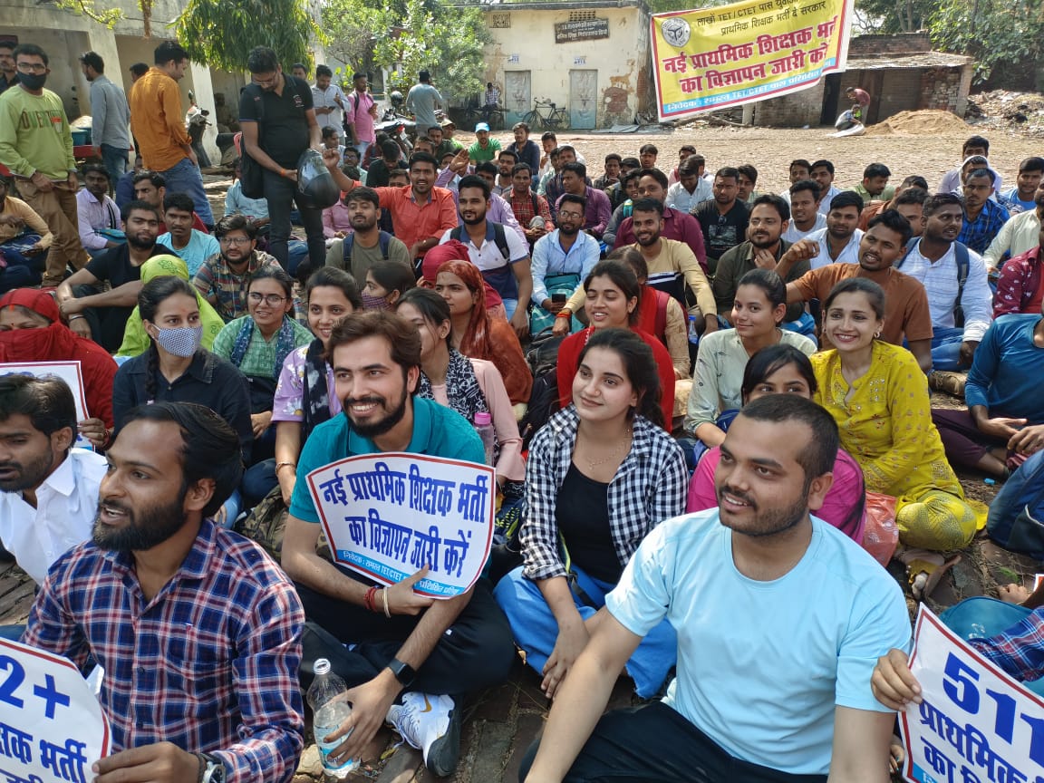 TheChaudhary09's tweet photo. कोई टीचर दिल्ली  / नोएडा से आके प्रशिक्षुओं का सपोर्ट कर रहे है

और प्रयागराज के टीचरों शर्म आनी चाहिए तुम्हें 🤐
#नई_प्राथमिक_शिक्षक_भर्ती_जारी_करो
@myogiadityanath @thisissanjubjp https://t.co/FemTEis9Oh