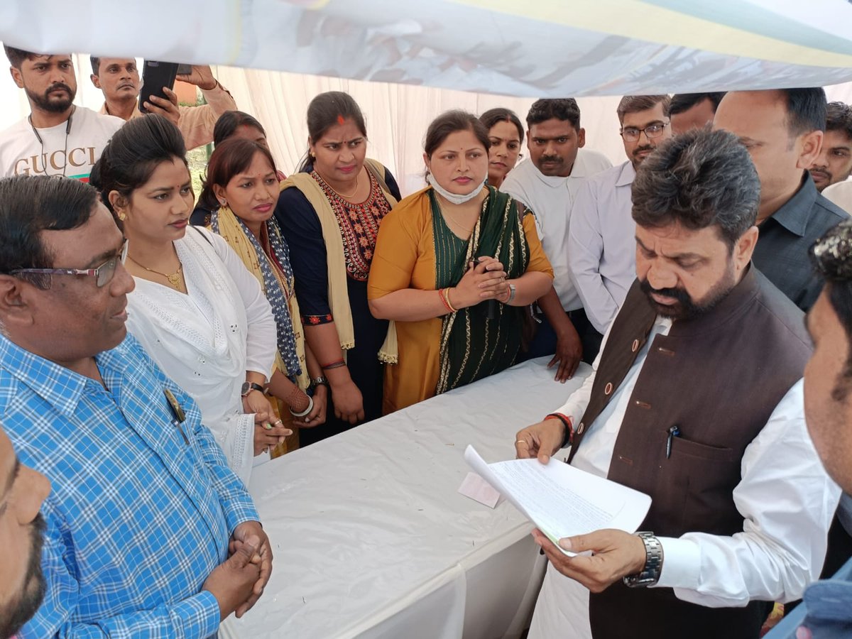 आयुष हेल्थ वेलनेस सेंटर एवं योग एसोसिएशन उत्तर-प्रदेश की जौनपुर इकाई ने माननीय मंत्री <a href="/dayalugurubjp/">Dr. Dayashankar Mishra 'Dayalu'</a> जी को अपनी समस्याओं से अवगत कराया, प्रतिउत्तर में आदरणीय आयुष राज्य मंत्री जी द्वारा शीघ्र उचित कार्यवाही हेतु आश्वासन दिया गया।
#AHWC_YA_UP <a href="/myogiadityanath/">Yogi Adityanath</a> <a href="/PMOIndia/">PMO India</a> <a href="/moayush/">Ministry of Ayush</a>