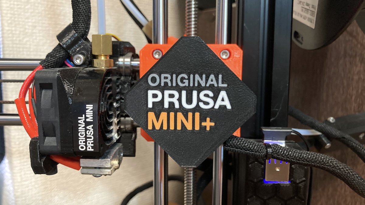 hiroloquy's tweet image. Prusa XLのX carriageのデザインを参考に、#Prusa i3 MK3S+、MMU2S、MINI(+)のロゴ入りカバーを作りました。

ノズルは #kaika 625で、4色の #PolyTerra PLAを使って印刷しています。グレーとオレンジの文字の後ろには白を2層追加して、色が暗くなるのを軽減しています。

printables.com/model/427940