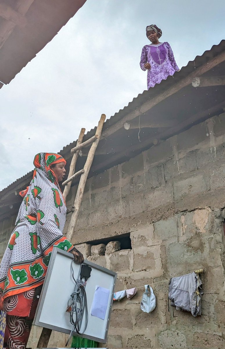 anujain_me's tweet photo. #GenderStereotype Disrupters!
Our Women #SolarEngineers - True representatives of #womenpower!
Installing #solarhomelighting systems in remote parts of Zanzibar.
This is the work done by @BarefootCollege International
#ruraldevelopment #womenempowerment https://t.co/7RYVIWtIB9