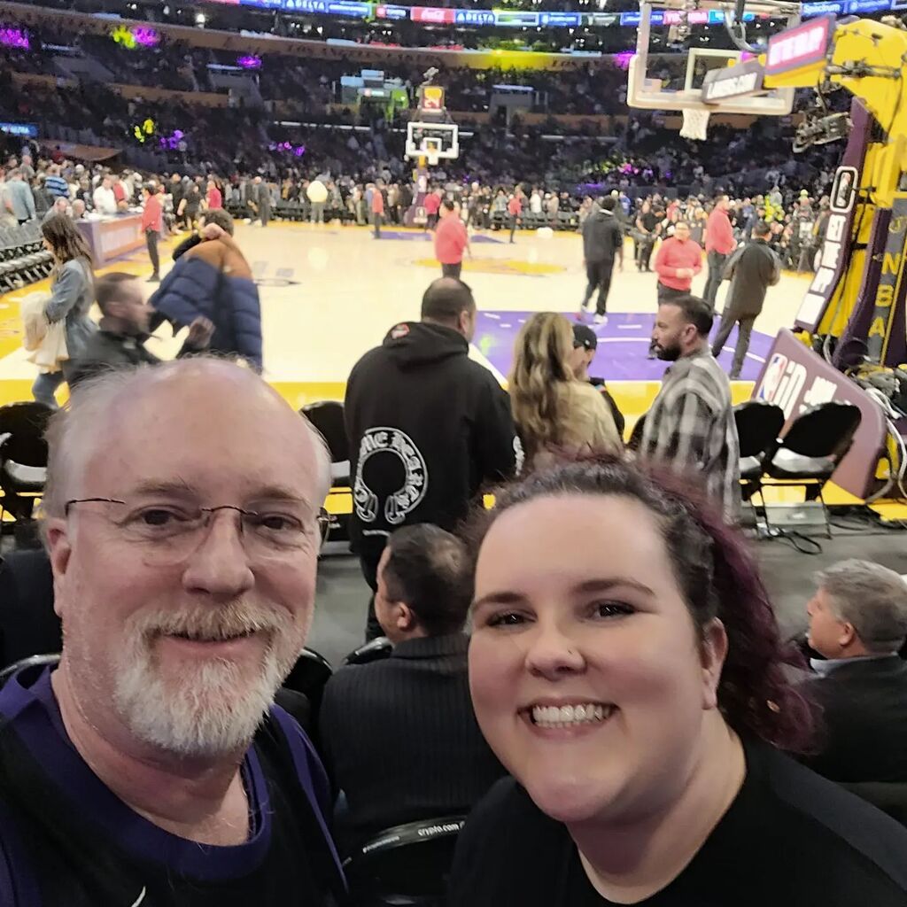 Ben_Mac's tweet photo. Father daughter date, floor seats. https://t.co/OPwWS1fsep https://t.co/1BU1K8OGeG