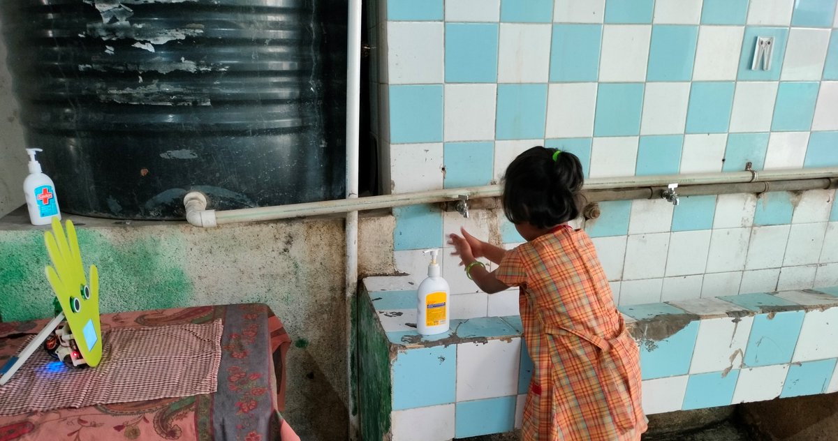 WallBo (Marathi speaking) visited Nandadeep School in Pune, India and interacted with pupils to teach them handwashing. Great response from the pupils and improvement in their handwashing compliance and knowledge just with a short term intervention.  #HandWashingWithWallBo