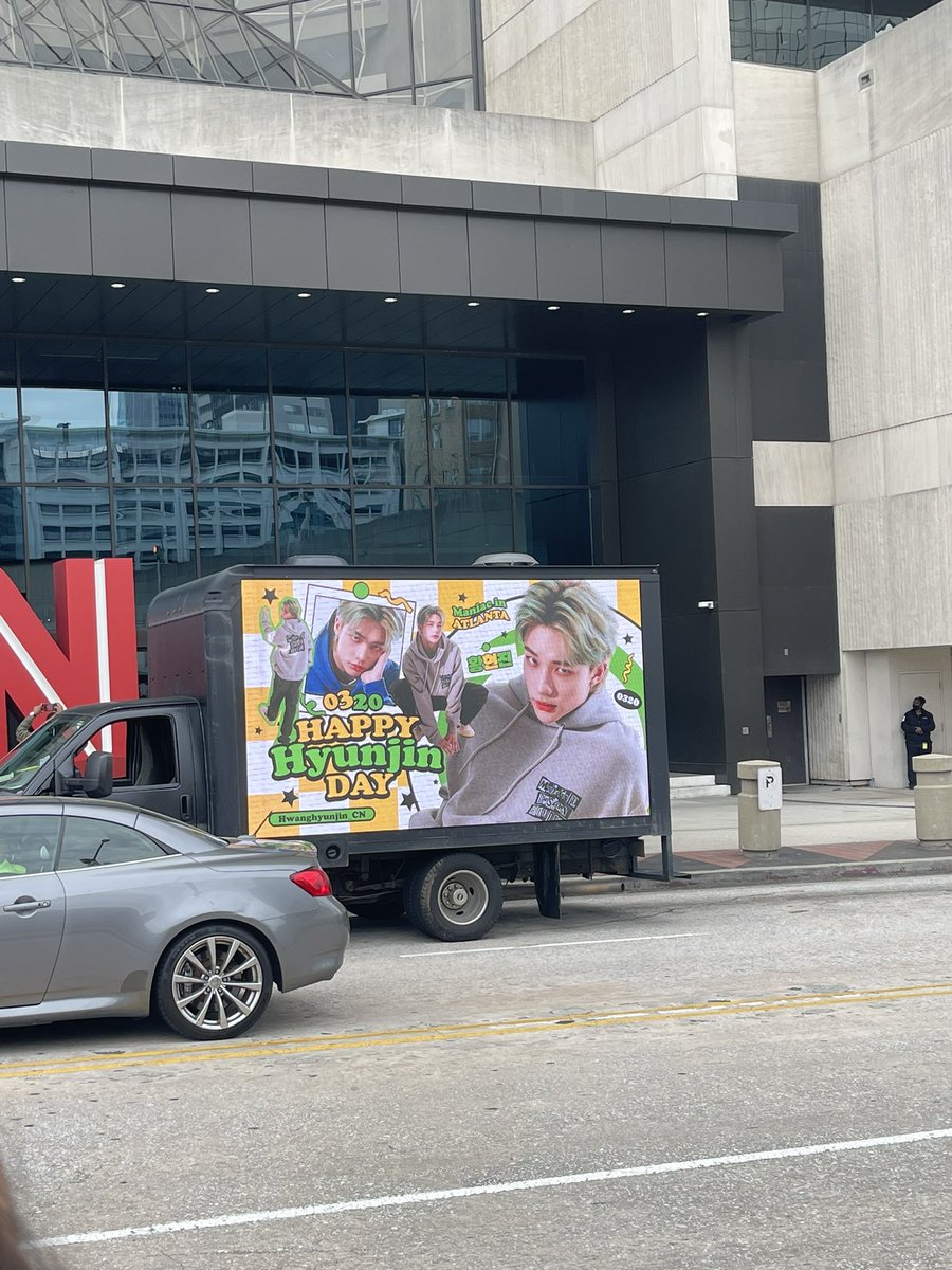 danitiddy's tweet photo. OFC I SAW THE TRUCK! #StrayKids #straykidsinATL #StrayKids_2ndWorldTour https://t.co/rCnCeNRdFm