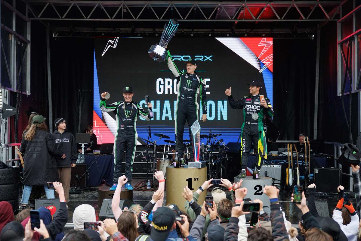 AUTOSPORT_web's tweet photo. 亡き“盟友”ケン・ブロックの名を掲げたトロフィーはロビン・ラーソンの手に/NitroRX最終戦 https://t.co/1yrpUx2yJV #NitroRX #ナイトロRX #NitroRallycross #ナイトロラリークロス #ラリークロス #ロビン・ラーソン https://t.co/zqfXfMX7Ki