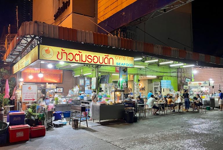 MoobinPakin's tweet photo. ก่วงเฮง📍ของดีที่ชาวฝั่งธนไม่ควรพลาด ร้านที่มีทั้งข้าวมันไก่ ข้าวต้มรอบดึก หมูสะเต๊ะ ไปจนถึงขนมปังปิ๊งและกาแฟโบราณ
ร้านตั้งอยู่ทางไปวงเวียนใหญ่ ปากซอยตากสิน 6 กับข้าวคืออร่อยทุกอย่างเลย ต้มยำเข้มข้น เนื้อไก่นุ่ม ยำเครื่องมาเยอะจัดเต็ม 
#หมูบินพากิน #รีวิวอร่อย #อร่อยบอกต่อ @aroii https://t.co/sGyweOOEaF