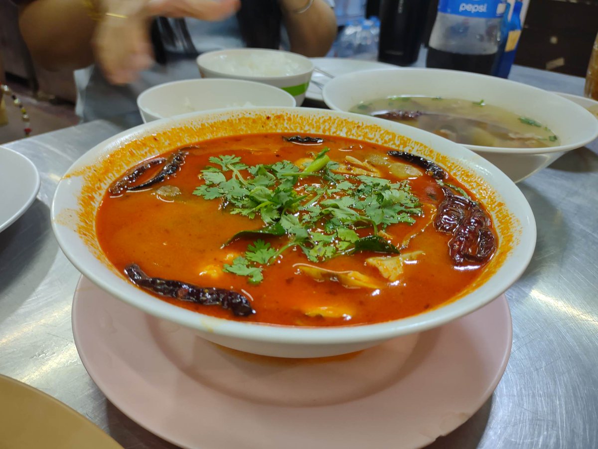 MoobinPakin's tweet photo. ก่วงเฮง📍ของดีที่ชาวฝั่งธนไม่ควรพลาด ร้านที่มีทั้งข้าวมันไก่ ข้าวต้มรอบดึก หมูสะเต๊ะ ไปจนถึงขนมปังปิ๊งและกาแฟโบราณ
ร้านตั้งอยู่ทางไปวงเวียนใหญ่ ปากซอยตากสิน 6 กับข้าวคืออร่อยทุกอย่างเลย ต้มยำเข้มข้น เนื้อไก่นุ่ม ยำเครื่องมาเยอะจัดเต็ม 
#หมูบินพากิน #รีวิวอร่อย #อร่อยบอกต่อ @aroii https://t.co/sGyweOOEaF