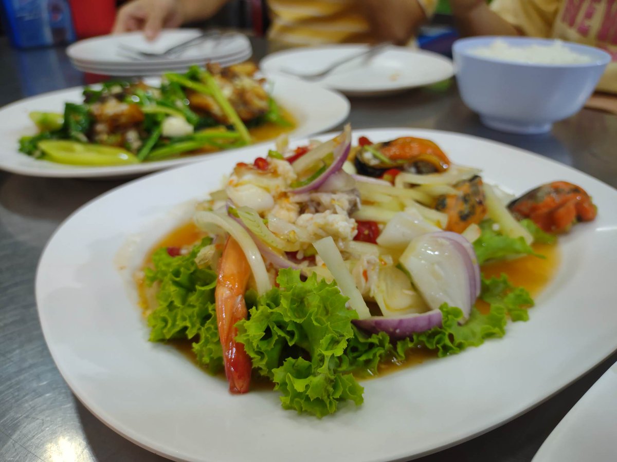 MoobinPakin's tweet photo. ก่วงเฮง📍ของดีที่ชาวฝั่งธนไม่ควรพลาด ร้านที่มีทั้งข้าวมันไก่ ข้าวต้มรอบดึก หมูสะเต๊ะ ไปจนถึงขนมปังปิ๊งและกาแฟโบราณ
ร้านตั้งอยู่ทางไปวงเวียนใหญ่ ปากซอยตากสิน 6 กับข้าวคืออร่อยทุกอย่างเลย ต้มยำเข้มข้น เนื้อไก่นุ่ม ยำเครื่องมาเยอะจัดเต็ม 
#หมูบินพากิน #รีวิวอร่อย #อร่อยบอกต่อ @aroii https://t.co/sGyweOOEaF